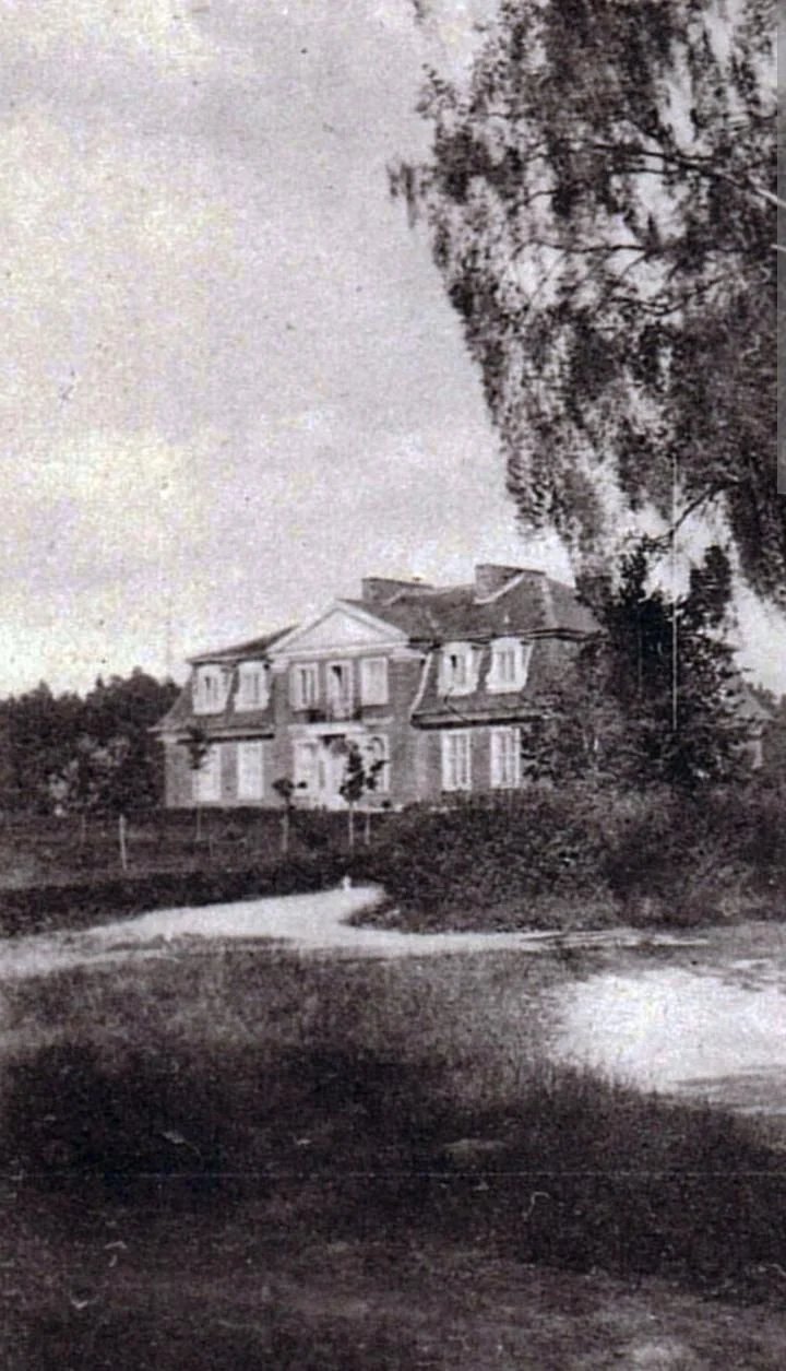 Historyczne ujęcie dworku w Gierłoży