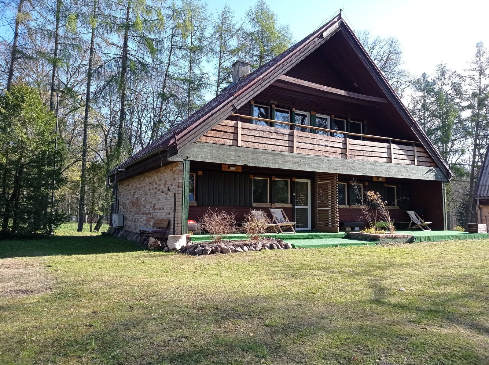 Domek wypoczynkowy z zewnątrz, duży taras