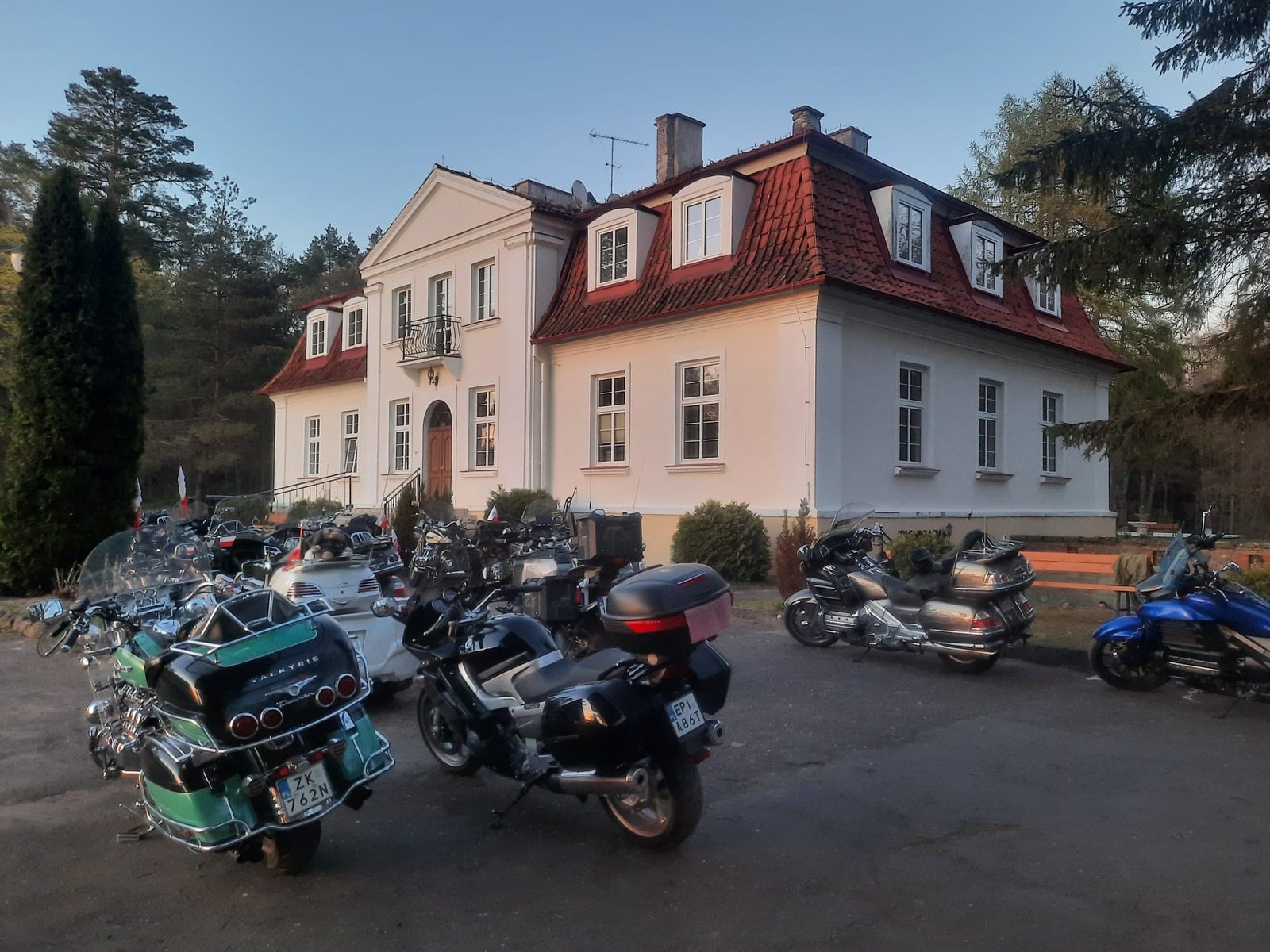 Zlot motocyklowy przed dworkiem