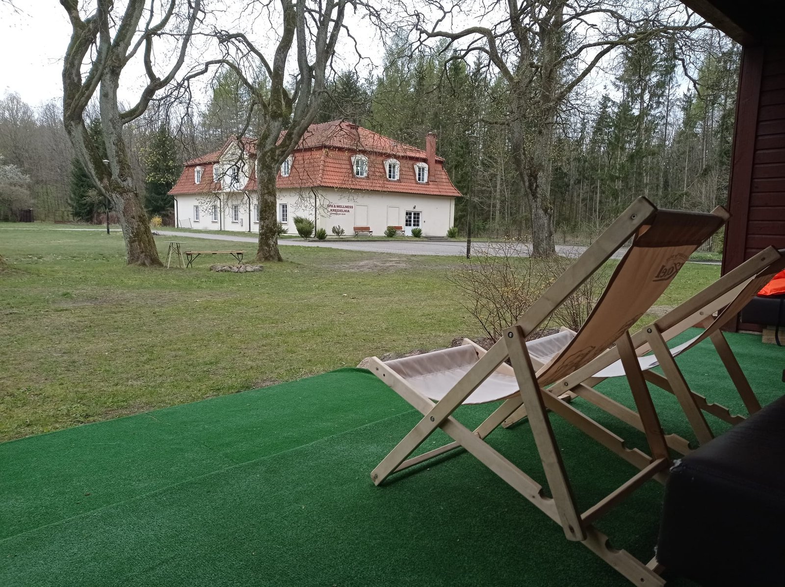 Leżaki z widokiem na dworek