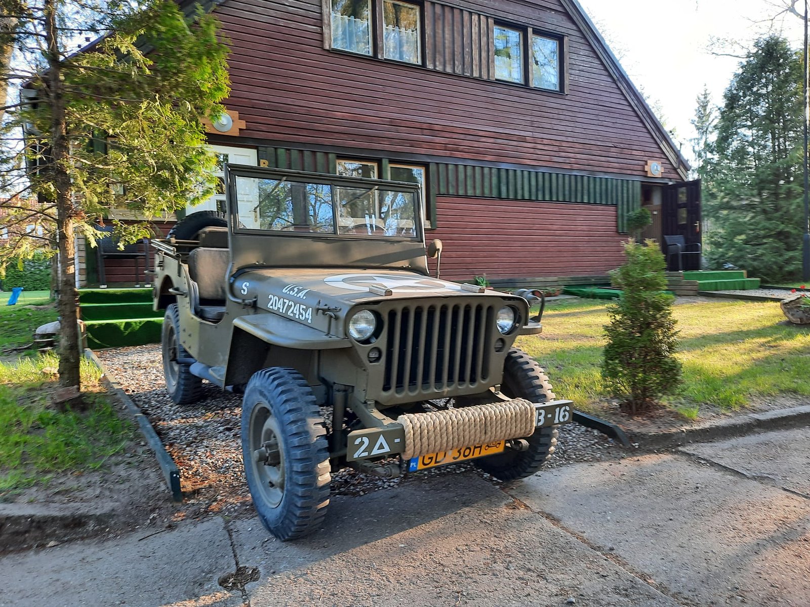 Historyczny Willys Jeep przy domkach