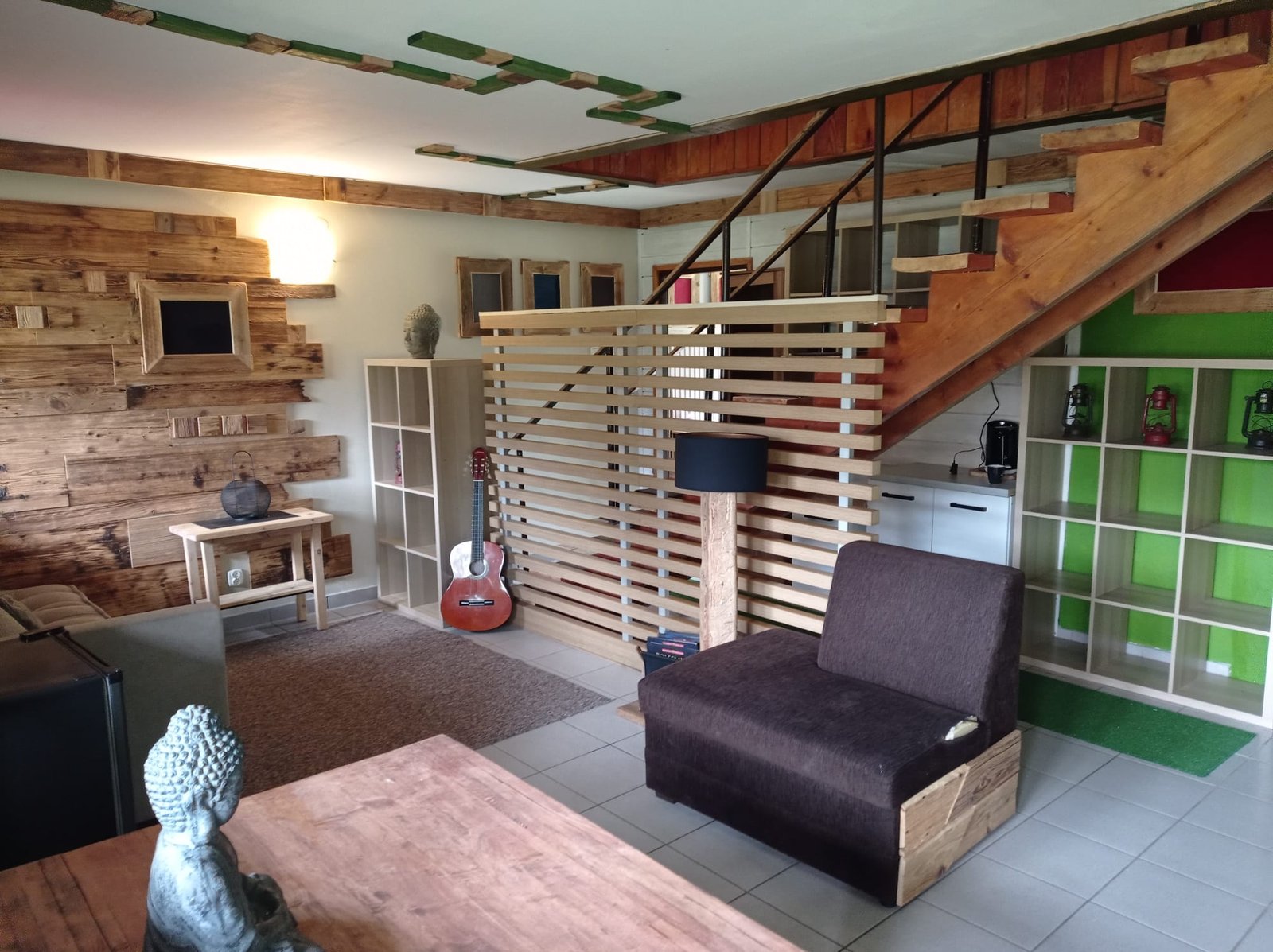 Widok na salon i schody